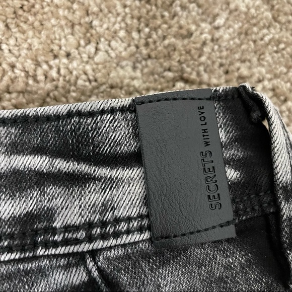 ❤️❤️Secrets with Love Super High Narrow waisted jeans acid wash size 29. - Picture 3 of 16